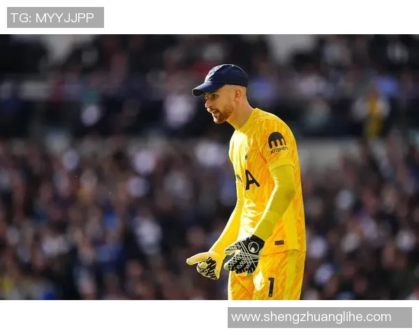 足球明星戴棒球帽展现休闲风格引发粉丝热议与时尚潮流的碰撞